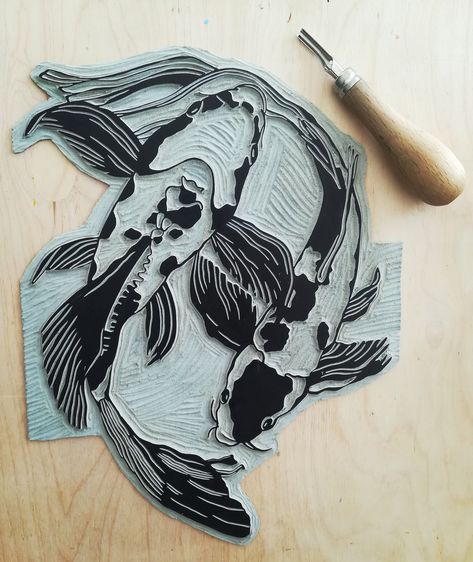 Linoleum Print Ideas Animals, Relief Printmaking Ideas, Koi Fish Linocut, Linolium Printing Designs, Lino Block Printing Ideas, Beginner Linocut Designs, Linoleum Printmaking Ideas, Relief Printing Ideas, Lino Stamp Ideas