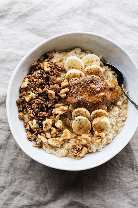 This Almond Butter Banana Oatmeal is so easy to make and is a delicious healthy breakfast. Creamy almond butter, crunchy granola, and fresh fruit. It is packed with whole foods, nutrients, and is great to start any day with! | asimplepalate.com #breakfast #oatmeal #asimplepalate Delicious Healthy Breakfast, Cheap Clean Eating, Breakfast Oatmeal, Yummy Healthy Breakfast, Crunchy Granola, Läcker Mat, Banana Oatmeal, Healthy Diet Recipes, Oatmeal Recipes