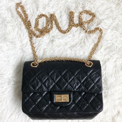 When ‘love’ lead you to the rare Chanel 19a Mini Reissue Bag... Image via @tinkxlove Chanel Reissue Mini, Handbag Styling, Chanel Charms, Chanel Handbags Red, Street Style Handbags, Bags Wishlist, Chanel Reissue, Handbags Large, Styling Photography