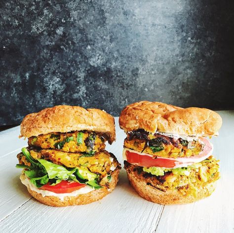 Butternut squash burger Recipe Butternut Squash, Butternut Squash Vegan, Gluten Free Burger, Cooking Herbs, Healthy Burger, Gluten Free Buns, Veggie Burgers, Green Tips, Cheat Meal