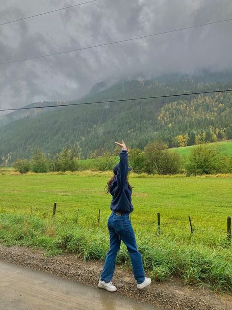 Farm Aesthetic, Yankee Hat, Mountain Tree, Kind People, Inspo Outfit, Photo Inspo, Road