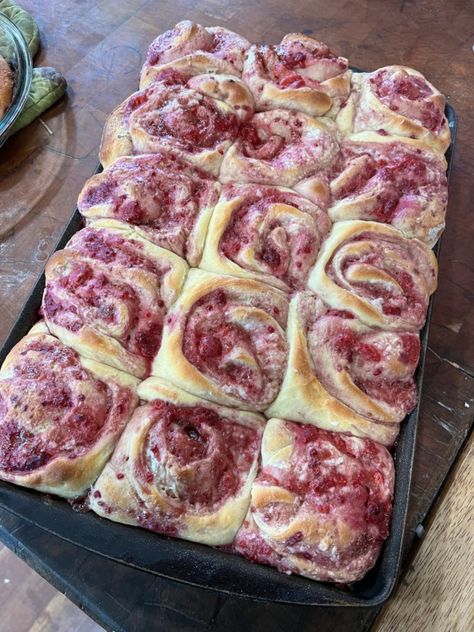 Raspberry Cream Cheese Cruffins, Raspberry Sweet Rolls, Raspberry Bread, Raspberry Cream Cheese, Cream Cheese Pastry, Rolls Homemade, Cheese Rolls, Raspberry Desserts, Cream Cheese Rolls