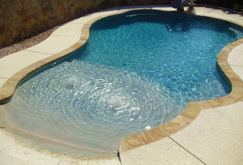 Beach Style Pool Designs Creating a Lake Effect in Modern Yards Kleiner Pool Design, Beach Entry Pool, Living Pool, Pools Backyard Inground, Small Swimming Pools, Backyard Beach, Small Pool Design, Small Pools, Ft Worth