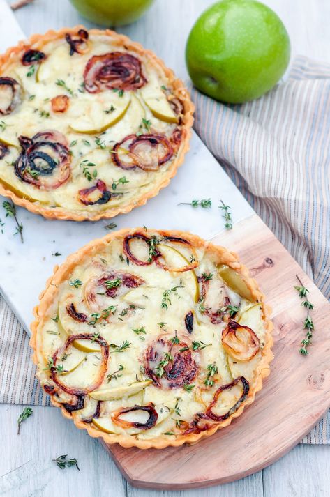 Make this delicious vegetarian tart filled with caramelized onions, gooey cheese, and baked apples for a lunch or brunch dish. Vegetarian Tart, Savoury Tart, Savory Apple Recipes, Savoury Tarts, Vegetarian Appetizer, Apple Tart Recipe, Savory Tarts, Savory Pies, Simple Green Salad