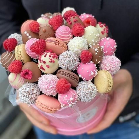 Strawberry Macaroons, Chocolate Covered Strawberry Cake, Chocolate Flowers Bouquet, Food Bouquet, Chocolate Covered Strawberries Bouquet, Chocolate Bouquet Diy, Edible Bouquets, Dessert Gifts, Chocolate Covered Treats