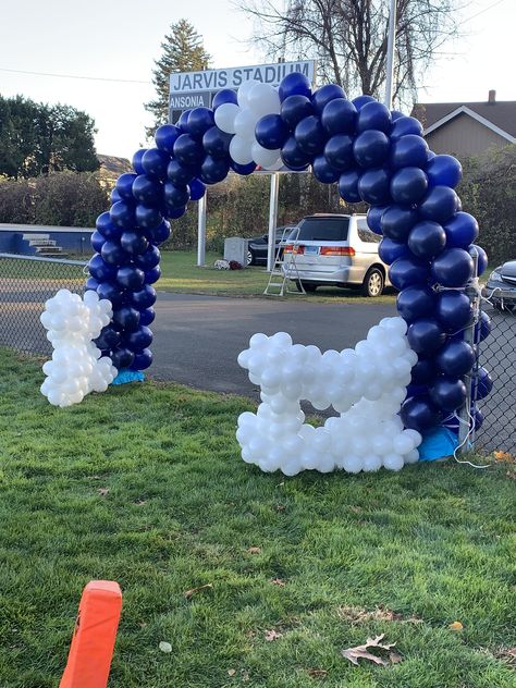 Nfl Birthday Party, Football Balloon Arch, Senior Football Posters, Boys Football Party, Senior Night Football, Football Balloons, Football Banquet, Sports Banquet, Homecoming Week