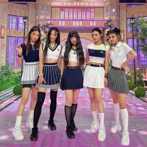 #danielle #hanni #haerin #hyein #minji #adore #newjeans #hybelebels #attention #hybeboy #hurt #kpop #korea #debut #nwjns #phoning #4thgeneration #idol Kpop Newjeans Outfits, Newjeans Fashion Style, Newjeans Style Outfit, New Jeans Outfits Kpop, Omg Newjeans Outfits, Newjeans Omg Outfits, New Jeans Stage Outfit, Newjeans Stage Outfit, New Jeans Group