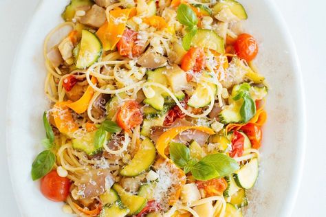 25+ Recipes to Turn Your Farmers Market Haul Into Dinner | Farmers Market Pasta Dinner Pasta And Vegetables, Pasta And Veggies, Zucchini Pesto Pasta, Summer Pasta Recipes, Pasta Fresh, Farmers Market Recipes, Summer Eats, Pasta Dinners, Wine Sauce