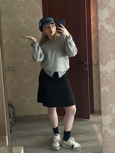 Cap And Headphones Outfit, Cap And Headphones, Headphones Outfit, Headphone Outfit, Modest Outfit, Skirt And Sneakers, Outfit Black, Skirt Fits, Outfits With Hats