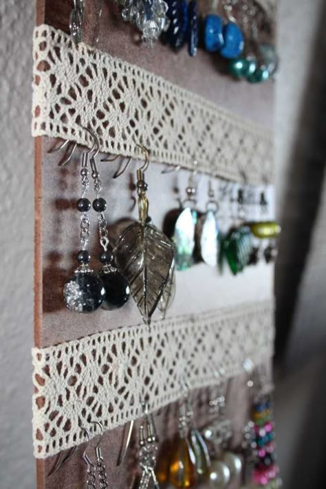 Con un poco de retazos de encaje y mucha imaginación puedes crear un coqueto porta aretes. Diy Earring Storage, Dorms Decor, Anting Manik, Jewelry Storage Diy, Earring Hanger, Diy Jewelry Display, Diy Jewelry Holder, Earring Storage, Jewelry Organizer Diy