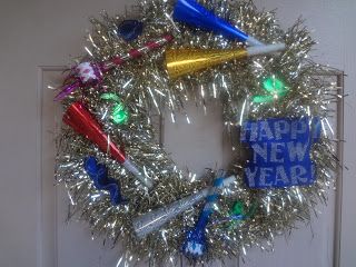 New Years Wreath, New Year's Eve Crafts, Holiday Deco, New Year's Crafts, New Years Eve Decorations, Seasonal Wreaths, New Years Decorations, New Year Celebration, Wreath Crafts