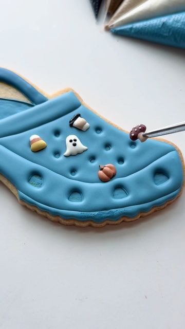 Shoe Cookies, Fancy Cookies, Dessert Decoration, Cute Desserts, Cookie Art, Oddly Satisfying, Icing Cookies, Royal Icing Cookies, Cake Decorating Techniques