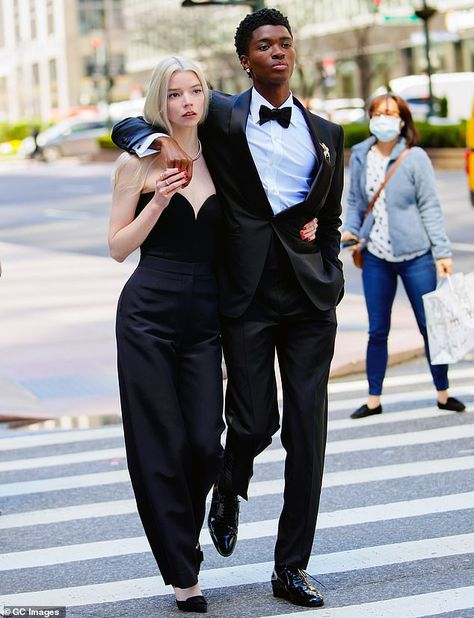 Alton Mason, Black Man White Girl, Men 90s, Handsome Male Models, Interracial Marriage, Anya Taylor Joy, Power Couple, Couples Photoshoot, Couple Posing