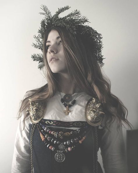 Winter Viking, Winter Crown, Pagan Yule, Viking Reenactment, Viking Dress, Viking Life, Viking Clothing, Viking Woman, Witchy Fashion