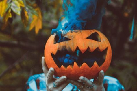 Dark Costumes, Halloween Trends, Creepy Costumes, Carved Pumpkins, Pumpkin Photos, Halloween Photography, Motion Photography, Scary Games, Halloween Photo