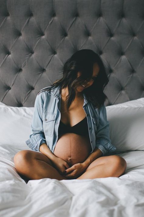 Foto Kelahiran, Vom Avea Un Copil, Home Maternity Photography, Diy Maternity Photos, Cute Pregnancy Pictures, Vogue Kids, Belly Photos, Maternity Photography Poses Pregnancy Pics, Baby Fotografie