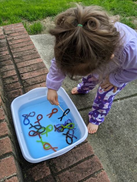 Ocean Activities For Babies, Fine Motor For Toddlers Activities, Fish Fine Motor Activities, Ocean Animal Toddler Activities, Toddler Fish Craft, Fish Art For Toddlers, Preschool Fish Activities, Outdoor Activities For Toddlers Daycare, Summer Fine Motor Activities Preschool