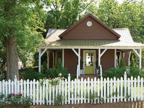 A Southern decorator used her move to a small two-bedroom cottage as an opportunity to refocus and simplify. Step inside this quaint and charming abode! Country Cottage Interiors, Cottage Journal, Quaint Cottage, Furniture Classic, Comfortable Furniture, Dose Of Colors, Cottage Interiors, Picket Fence, Lush Garden