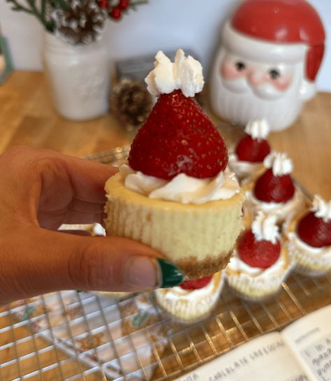 Mini Santa Cheesecakes, Mini Cheesecake Santa Hats, Mini Santa Hat Cheesecakes, Santa Cheesecake Hats, White Chocolate Mini Cheesecakes, Santa Hat Cheesecake Bites, Mini Cheesecakes Christmas, Mini Christmas Cheesecakes, Cheesecake Santa Hats