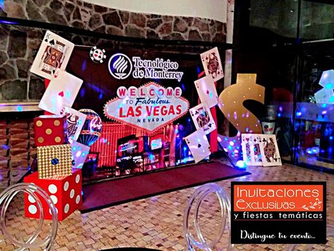 Fiesta tema Las Vegas Casino! Solo lo mejor para tu evento! #fiestatematica #casinoparty #invitacionesexclusivas Las Vegas Party Backdrop, Las Vegas Backdrop, Casino Backdrop Ideas, Las Vegas Prom Theme Decoration, Prom Theme Decorations, Vegas Party Decorations, Vegas Christmas, Casino Birthday Party, Vegas Theme Party