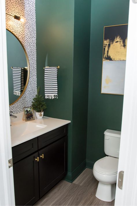 Jewel Tone Bathroom, Dark Green Bathrooms, Green Bathroom Decor, New House Bathroom, Toilet Room, Small Toilet, Appartement Design, Bathroom Color, Basement Bathroom