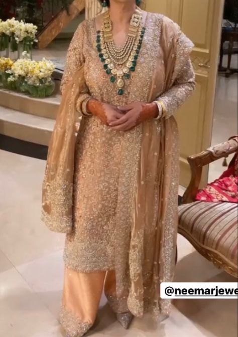 Pakistani Mother Of The Bride Outfits, Groom Mother Dress Pakistani, Brides Mother Indian Outfit, Grooms Mother, Mum Outfits, Brides Mom Dress, Brides Mother Dress, Punjabi Wedding Suit, Mother Style