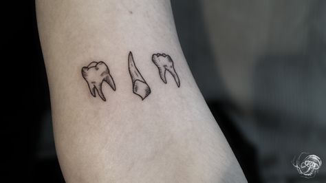 Teeth Tattoo, Tooth Tattoo, Stick Poke Tattoo, Surreal Tattoo, Spooky Tattoos, Poke Tattoo, Dainty Tattoos, Simplistic Tattoos, Piercing Tattoo