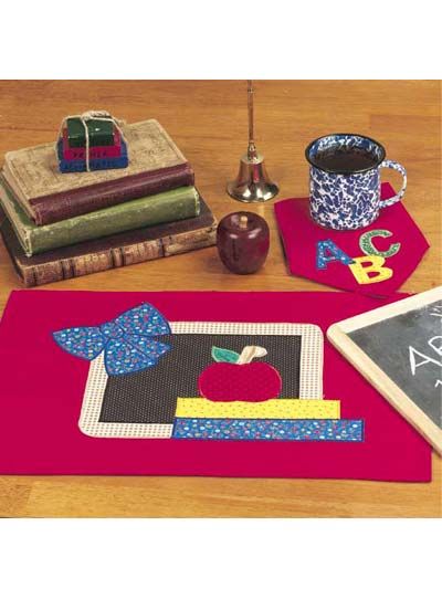 Teacher's mug rug & place mat - free download pattern Abc Quilt, Quilted Placemat Patterns, First Days Of School, Quilted Placemat, Kitchen Placemats, Free Quilting Patterns, Crochet Scrubbies, Quilted Placemats, Kids Quilts