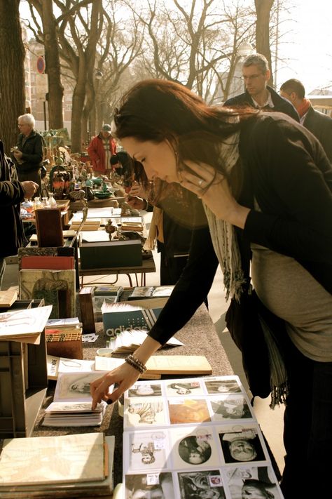 Shopping the Paris flea markets : Porte de Vanves Marché Flea Market Booth Display, Paris In The Summer, Flea Market Booth, Paris In The Fall, Paris Winter, Memory Design, Paris Flea Markets, Store Window Displays, I Love Paris