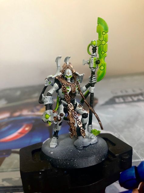 Necron lord white paint scheme for warhammer 40k Necron Color Schemes, Warhammer 40k Necrons Miniatures, Necrons 40k Miniatures, Necrons 40k Paint Schemes, Necron Paint Scheme, Necron Overlord, Necrons 40k, Warhammer Necrons, Necron Army