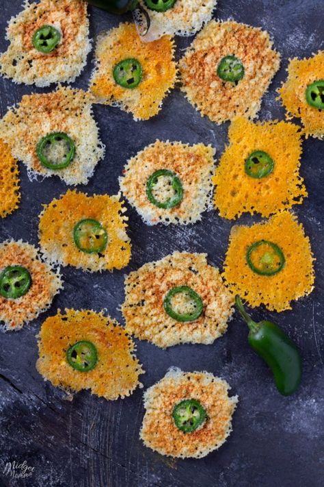 Looking for an easy and tasty keto snack? Then you are going to LOVE these Jalapeno Cheese Crisps. These Jalapeno Cheese Chips have the perfect crisp, and a great kick that make a great low carb snack option. Chicken Bacon Ranch Zucchini, Jalapeno Cheese Crisps, Ranch Zucchini, Zucchini Keto, Low Carb Zucchini Recipes, Zucchini Boat, Cheese Zucchini, Zucchini Recipes Baked, Zucchini Boat Recipes