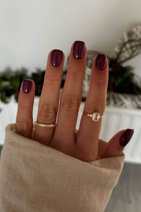 50+ Perfect Short Winter Nails Designs to Elevate Your Holiday Look & Winter Nail Trends Short Gel Nails Winter Simple, Short Winter Nails, Simple Nail Art Ideas, Winter Nails Designs, Winter Nail Trends, Winter Nails Gel, Look Winter, Holiday Nails Winter, Simple Nail Art