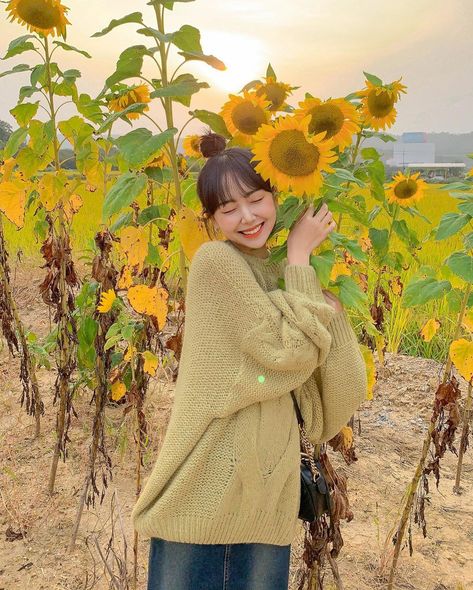 Sun Flowers, Arte Van Gogh, Photoshop For Photographers, Sunflower Fields, Drawing Poses, Fashion Poses, Good Mood, More Pictures, Ulzzang Girl