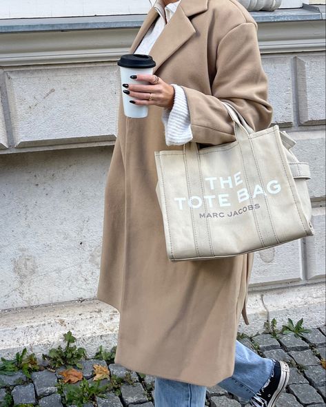 Christy Aesthetic, The Tote Bag Marc Jacobs Outfit, The Tote Bag Outfit, Canvas Tote Bag Outfit, Marc Jacobs Tote Bag Outfit, Beige Bag Outfit, The Tote Bag Marc Jacobs, Autumn Wishlist, Mens Street Style Summer