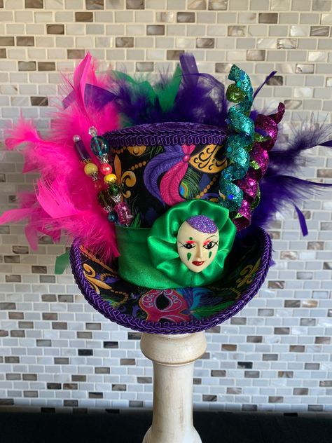 Africa Burn, Mardi Gras Hats, Mardi Gras Colors, Mardi Gras Crafts, Goth Corset, Mardi Gras Decorations, Mini Top Hat, Mardi Gras Party, Top Hats