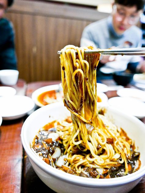 The Best Jajamyeon in Seoul by Daniel Gray   Jajangmyeon 짜장면: Korea's favorite hand pulled noodles in an black sauce is also a favorite ... Jajamyeon Recipe, Jajamyeon Noodles, Hand Pulled Noodles, Snacky Foods, Pulled Noodles, Asian Dish, Korea Trip, Noodle Maker, Korean Cooking