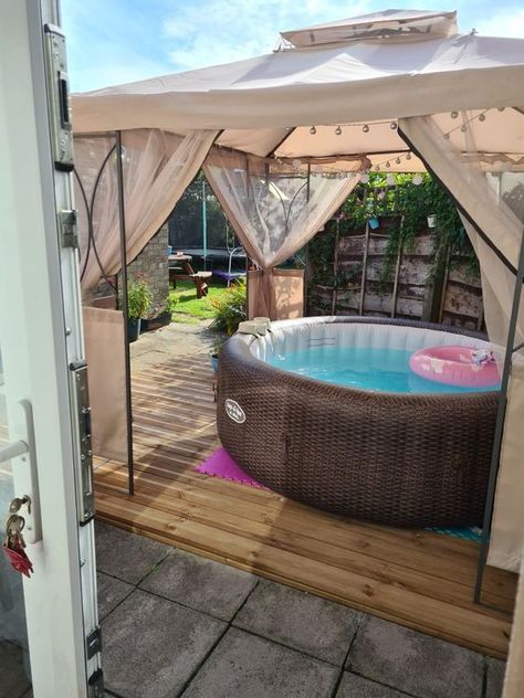 Outdoor Blow Up Hot Tub Ideas, Hot Tub Garden Ideas Small Backyards, Blow Up Hot Tub, Inflatable Hot Tub Ideas Backyard, Terrasse Mobil Home, Plant Pot Painting Ideas, Plant Pot Painting, Oasis Garden, Deco Spa