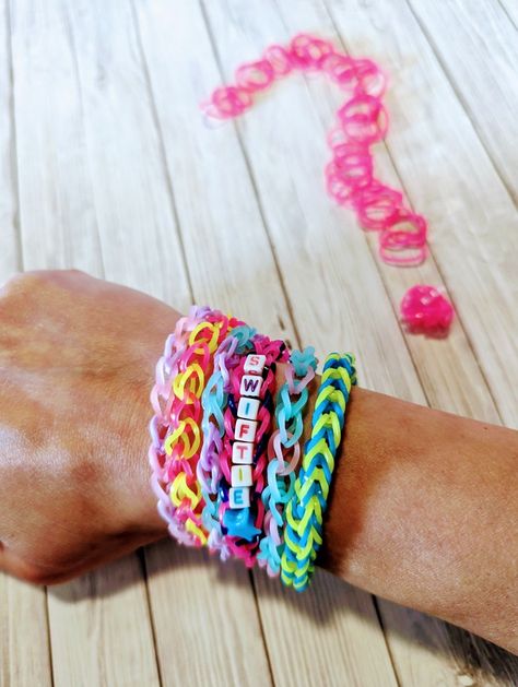 Loom friendship bracelets perfect for the Taylor Swift concert or trading Taylor Swift Loom Bracelets, Taylor Swift Rainbow Loom Bracelets, Bracelets Taylor Swift, Loom Band Bracelets, Loom Band, Swift Concert, Rainbow Loom Bracelets, Loom Bands, Taylor Swift Concert