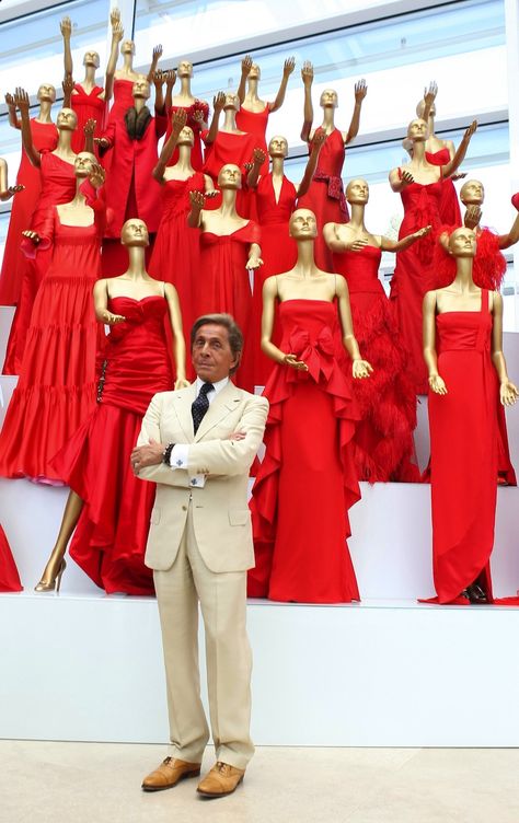 The fashion house founded by Valentino Garavani is 50 years young… Valentino in front of a display of his red gowns at Rome's Ara Pacis Museum, 2007 The Party, Dresses 1950s, Valentino Red, Red Gloves, Valentino Couture, Red Heads, Looks Party, Red Dress Maxi, Red Gowns