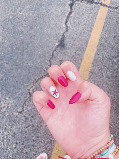 The ring finger has white with a star and rhe pointer has silver gliter! Star Ring Finger Nails, White Nails With Stars On Ring Finger, Nails With Star On Ring Finger, Preppy Pink Nails, White Oval Nails, Semi Nails, Preppy Nails, Ring Finger Nails, Star Nail Art