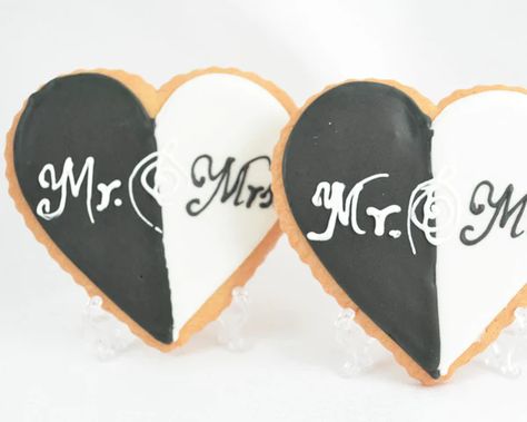 Celebrate your special day with these tasty wedding cookie favors for your guests. The Mr. and Mrs. design proudly proclaims your love as a couple. These edible favors can be displayed at your wedding or packaged to take home. You choose the colors and accents for a truly personalized treat. Wedding Favor Chocolate, Wedding Cookie Favors, Bridal Cookies, Date Cookies, Classic Weddings, Wedding Cookie, Bridal Shower Inspo, Edible Favors, Chocolate Wedding Favors