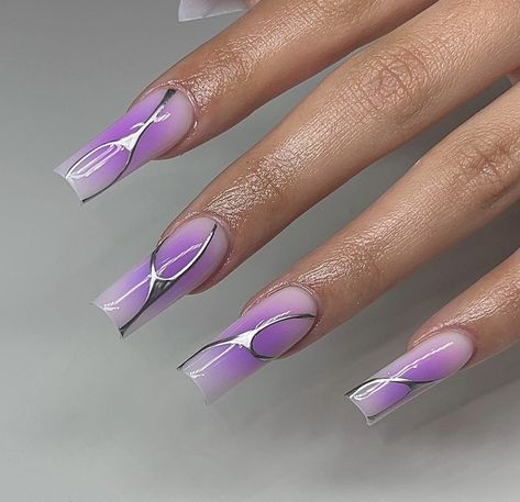 Chrome Art Nails, Silver Design Nails, Aura Nails With Chrome Design, Purple Metalic Nails Acrylic, Violet Aura Nails, Simple Purple Nails, Aura Chrome Nails, Lavender Chrome Nails, Aura Nails Purple And Pink