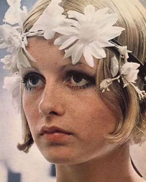 📼 𝕥𝕒𝕝 📼 on Instagram: “🌸 Twiggy in “The Boyfriend”, 1971 🌸 • (Pinterest; all rights to the photographer) • ★ follow @iconsand8tracks for more ★ •  #twiggy…” Jean Shrimpton, Chica Cool, Flowers In Her Hair, Valley Of The Dolls, Sofia Coppola, Divine Feminine, Color Rosa, Old Hollywood, A Flower