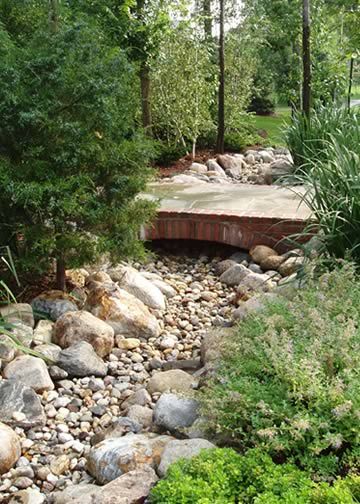 Small Front Patio Ideas, Small Front Patio, Front Patio Ideas, Patio Garden Bed, Creek Ideas, Mulch Landscaping, Dry Creek Bed, Dry River, Creek Bed