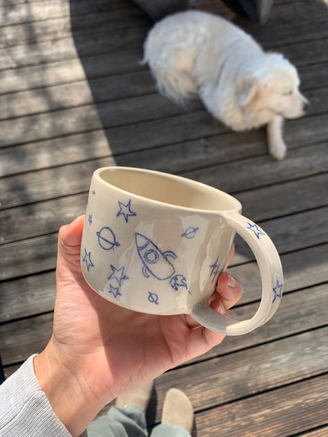 Draw On Mug, Clay Painting Ideas Mugs, Pottery Painting For Boyfriend, Mug Ceramic Painting, Aesthetic Mug Painting, Tazas Aesthetic, Ceramics Cup, Ceramics Mug Ideas, Paint Pottery Ideas