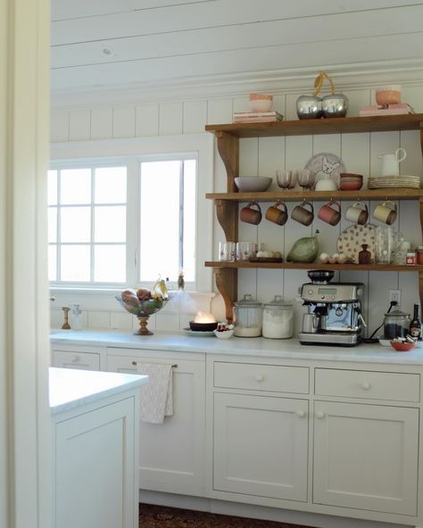 late summer house 🌸 Small Cottage Kitchen Design, Traditional Coastal Kitchen, Small Bright Kitchen, Warm Kitchen Ideas, Nantucket Kitchen, Homestead Decor, Nantucket Cottage, Ohio House, Cottage Kitchen Design