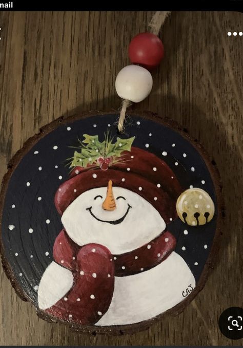 Diy Wooden Christmas Ornaments Ideas, Small Wood Ornaments, Round Wooden Christmas Signs Diy, Wood Slice Ornaments Christmas, Painted Wood Circle Ornaments, Wooden Christmas Ornaments Painted, Wood Rounds Christmas Ornaments, Painted Wood Rounds Christmas Ornament, Wood Slice Christmas Ornaments Diy