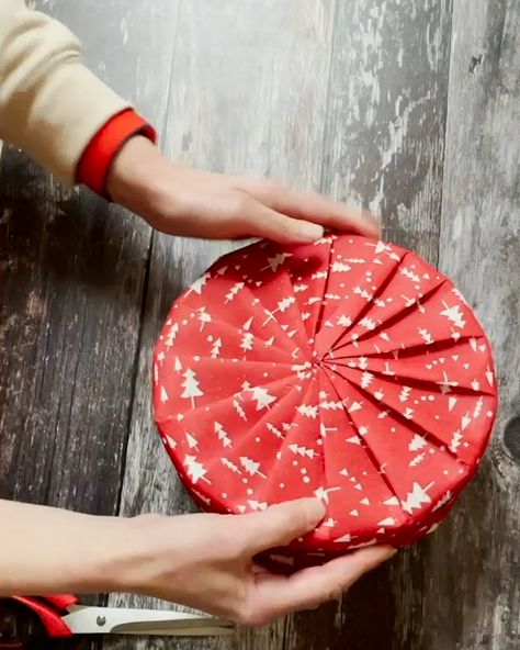 UNILAD - Brilliant Gift Wrapping Hacks How To Wrap Plates As A Gift, How To Wrap A Plate As A Gift, How To Wrap A Bowl As A Gift, Gift Wrapping Hacks, Wrapping Hacks, Diy Bowl, How To Wrap, Diy Gift Wrapping, Stainless Steel Bowl