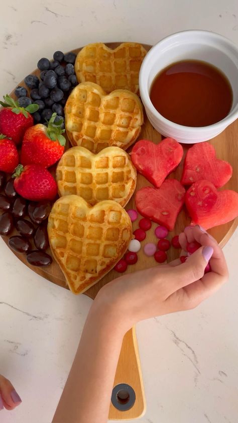 Valentines Day Breakfast Ideas, Valentines Day Charcuterie Board, Valentines Day Charcuterie, Waffle Board, Valentines Day Breakfast, Date Recipes Desserts, Picnic Date Food, Fun Drink Recipe, Valentine's Day Gifts For Her