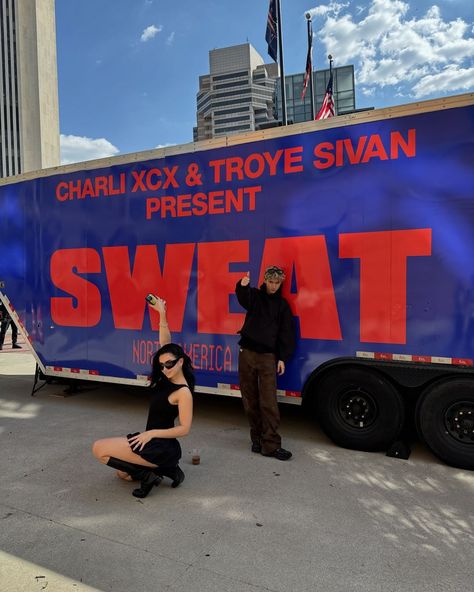 troye sivan | Noo sweat tour don’t die your so sexy aha | Instagram Sweat Tour, London Queen, Troye Sivan, Electronic Dance Music, Dj Music, Charli Xcx, I Love Music, Friendship Goals, Party Girls